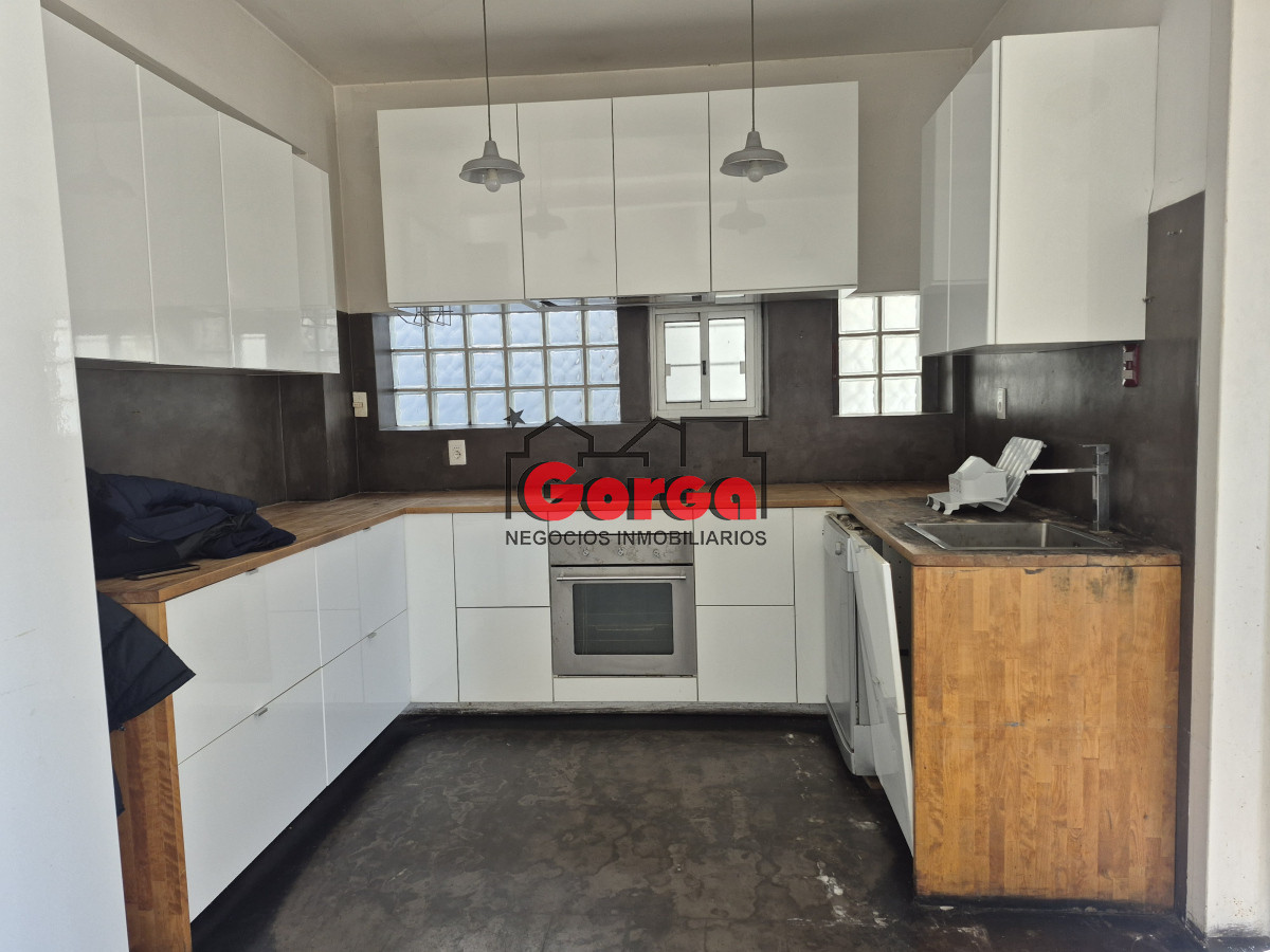 Casa ID.538 - A metros de la Rambla, sobre Solano López 