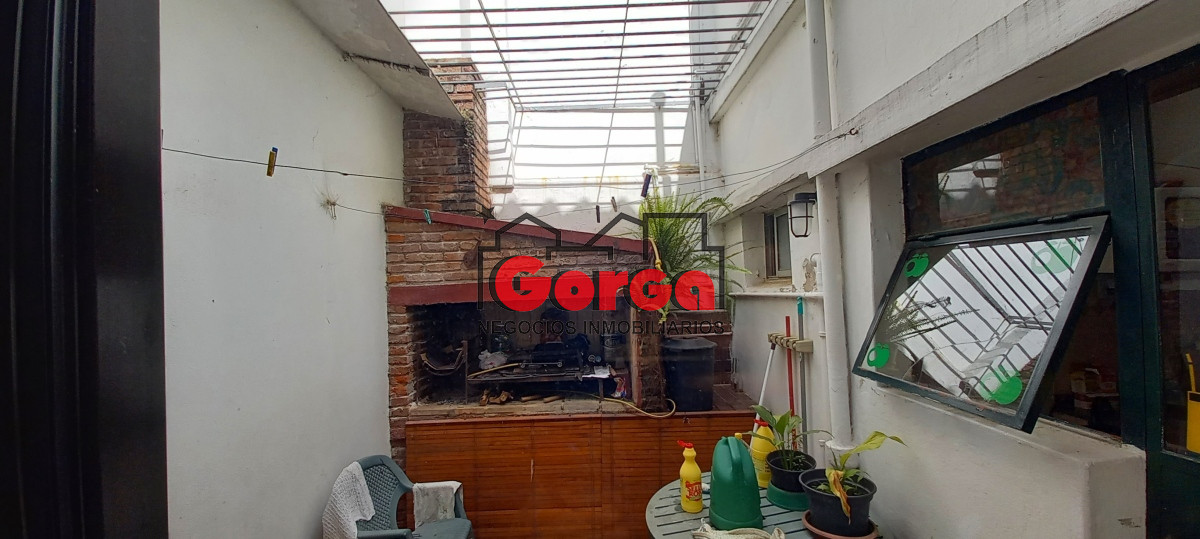 Casa ID.413 - Casa de 4 dormitorios con garaje y patio, sobre Gral Luna. 
