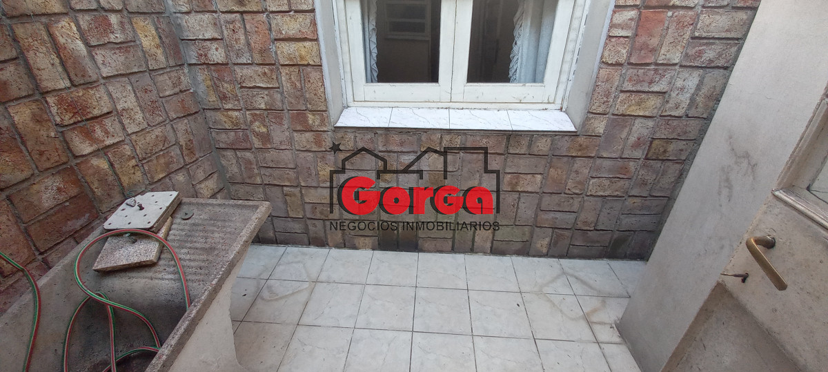 Casa ID.518 - Padrón único sobre Acevedo Díaz esquina Martín García