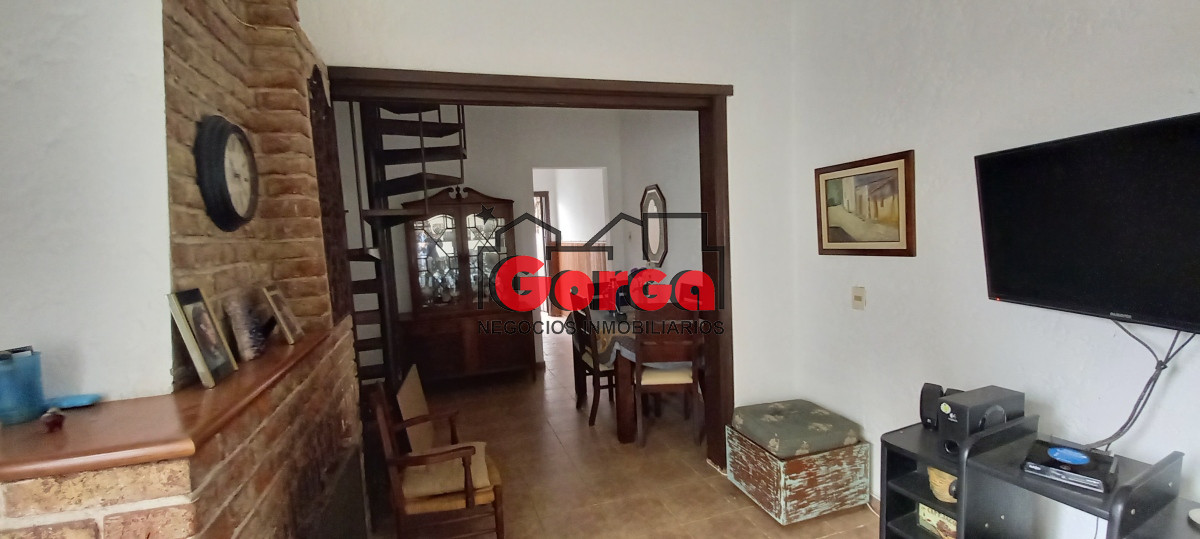 Casa ID.413 - Casa de 4 dormitorios con garaje y patio, sobre Gral Luna. 