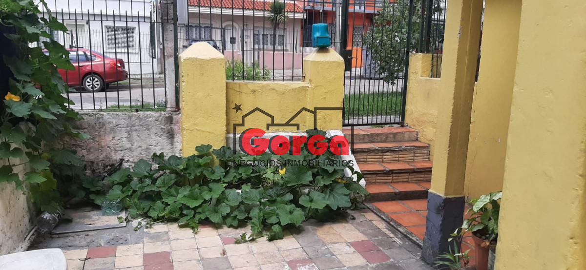 Casa ID.52 - Casa con jardín en L, 2 dormitorios, living comedor, cocina y baño. Oportunidad!!