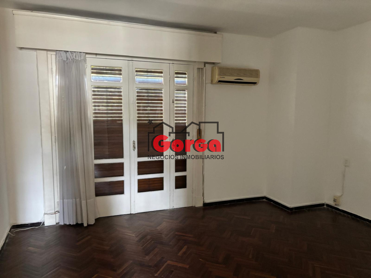 Casa ID.590 - Casa 2 dorm sobre Yaguari casi Bvar Artigas 