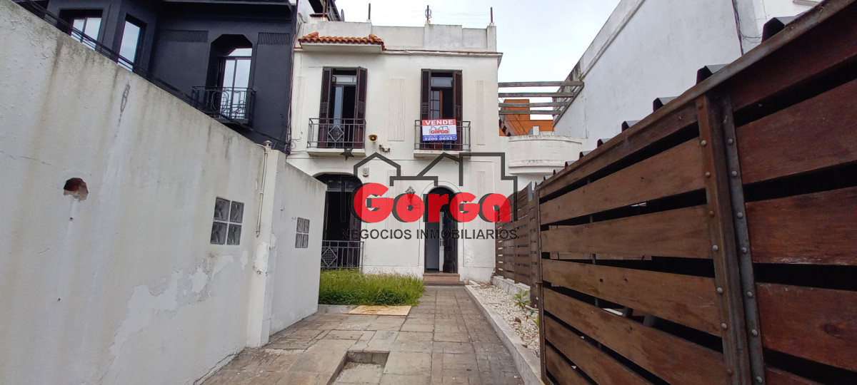 Casa ID.538 - A metros de la Rambla, sobre Solano López 