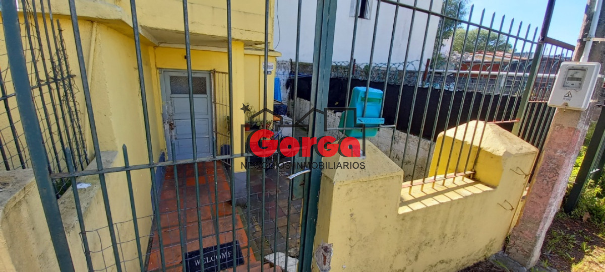 Casa ID.52 - Casa con jardín en L, 2 dormitorios, living comedor, cocina y baño. Oportunidad!!