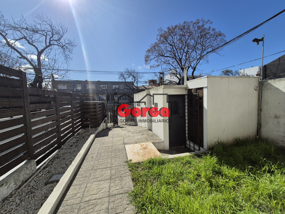 Casa ID.538 - A metros de la Rambla, sobre Solano López 