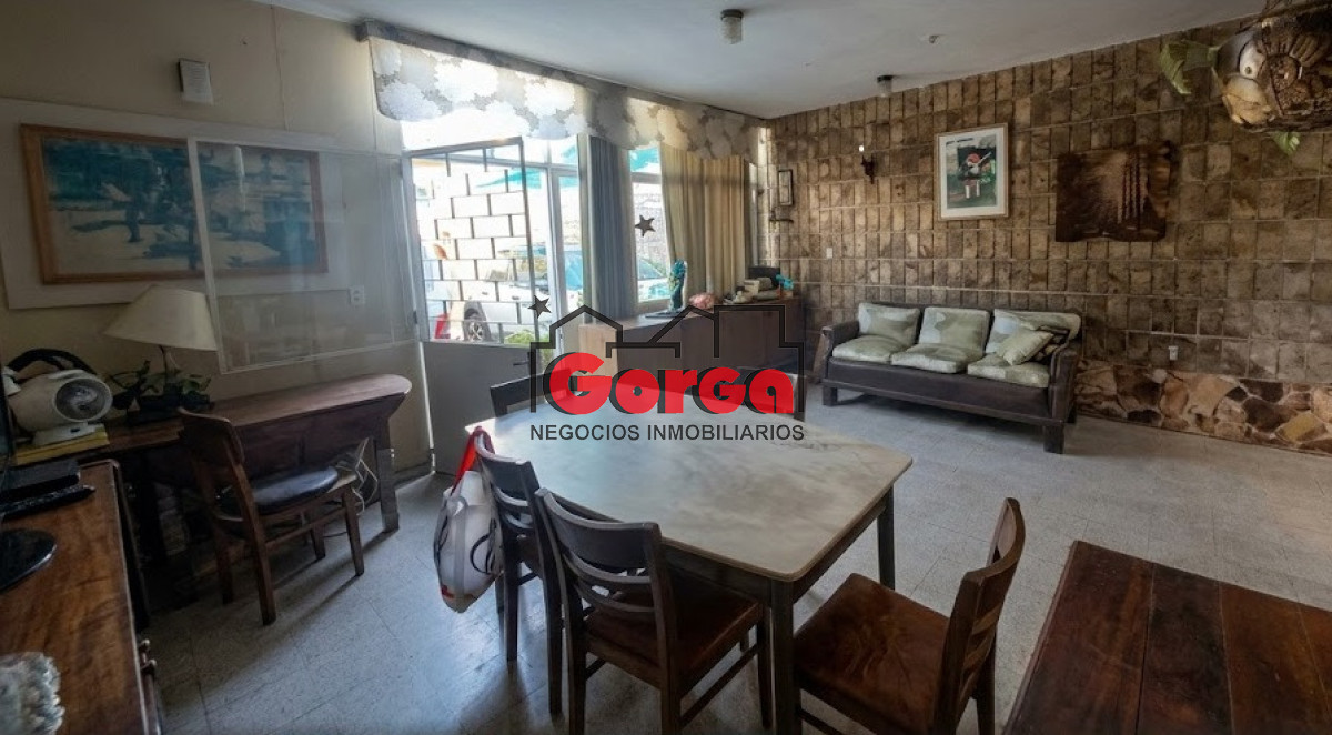 Casa ID.518 - Padrón único sobre Acevedo Díaz esquina Martín García
