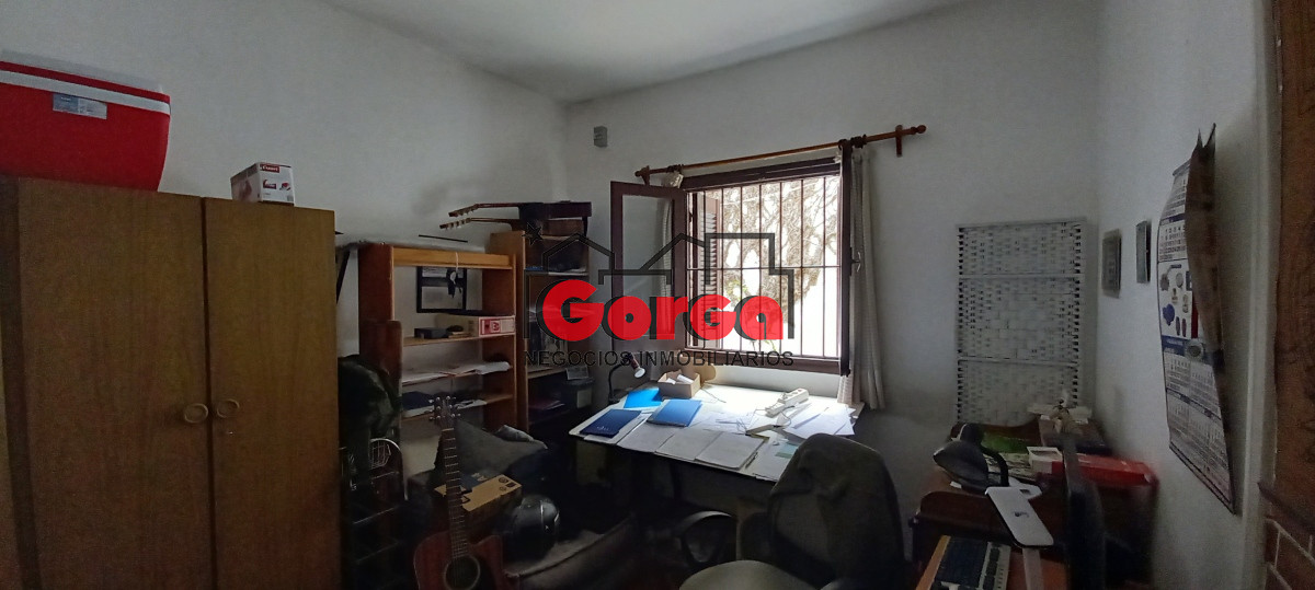 Casa ID.413 - Casa de 4 dormitorios con garaje y patio, sobre Gral Luna. 