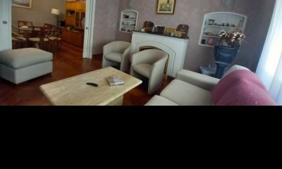 En un punto privilegiado del Prado, Hnos. Ruiz y Berro, se desarrolla esta preciosa casa en dos plantas.