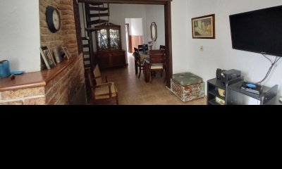 Casa de 4 dormitorios con garaje y patio, sobre Gral Luna.