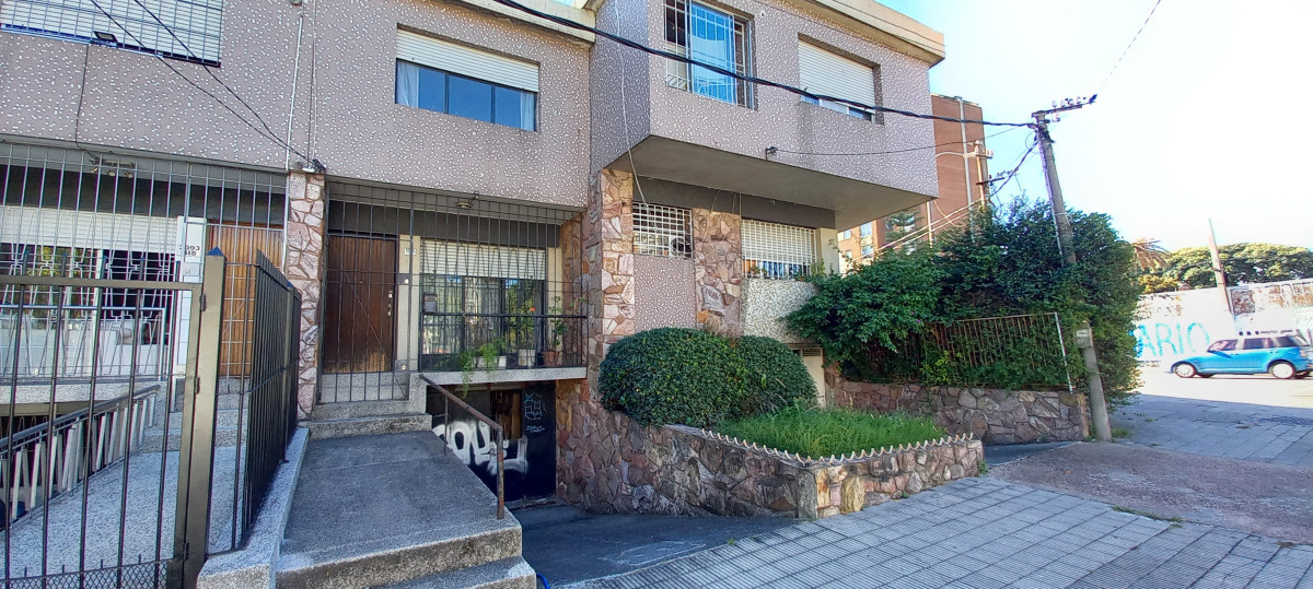 Muy lindo dúplex en Chiavari y Herrera. Excelente punto!