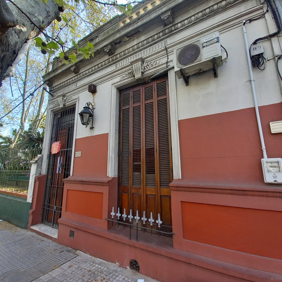 Casa sobre Garibaldi esquina Cufré