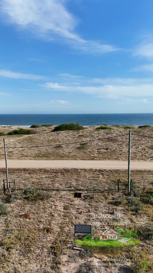 Terreno ID.546 - Vendo en Primera Línea del Mar 2450 M2