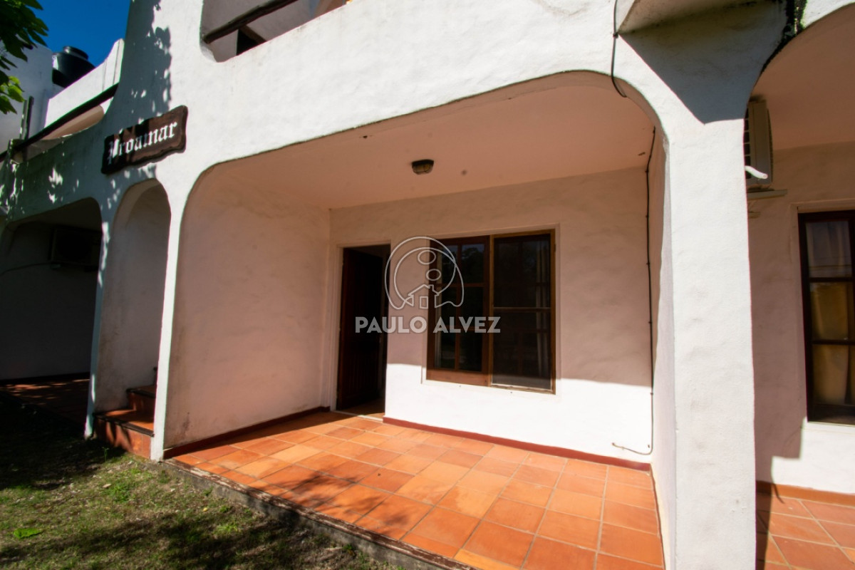 Apartamento en Proa del mar, Piriápolis. A tan solo 250metros del mar, Un dormitorio, baño. Balcón para mirar los mejores atardeceres. 