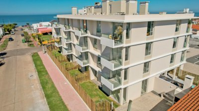 Altos de Piriápolis- Apartamento en alquiler anual, frente al mar, vista inmejorable. Dos dormitorios uno de ellos en suite. No dudes en consultar