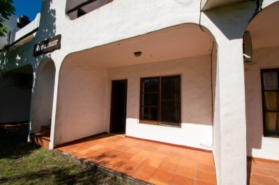 Apartamento en Proa del mar, Piriápolis. A tan solo 250metros del mar, Un dormitorio, baño. Balcón para mirar los mejores atardeceres. 