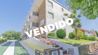 Marbella 001 , apartamento a metros del mar, ideal para vivir todo el año o para renta.  Living-comedor, 2 dormitorios y baño completo. Parrillero. 