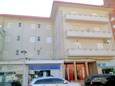 Apartamento, ubicado en el centro de Piriápolis a tan solo 100 metros del mar. Apartamento reciclado por dos monos ambientes.