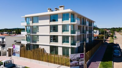 Altos de Piriapolis-Apartamento con vista al mar, con excelente ubicacion a minutos del centro y de todos sus servicios. 