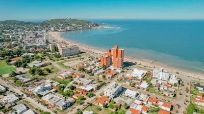 Altos de Piriápolis- Apartamento en alquiler anual, frente al mar, vista inmejorable. Dos dormitorios uno de ellos en suite. No dudes en consultar