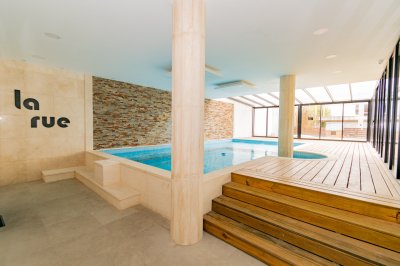 La Rue- Apartamento sobre la Rambla de Piriápolis, a metros de todo lo que necesita. Unidad con 65 ², ambientes luminosos y amplios. 