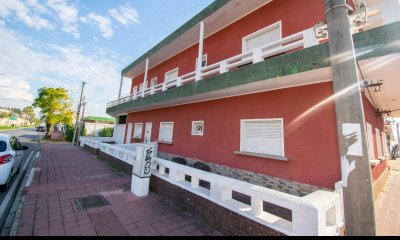 A 100 metros del mar, del puerto y de todos sus servicios. Un lugar unico, ideal para vivir todo el año o invertir para renta .