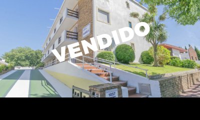 Marbella 001 , apartamento a metros del mar, ideal para vivir todo el año o para renta.  Living-comedor, 2 dormitorios y baño completo. Parrillero.