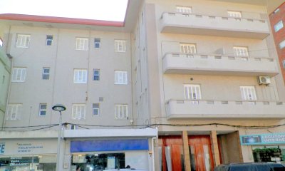 Apartamento, ubicado en el centro de Piriápolis a tan solo 100 metros del mar. Apartamento reciclado por dos monos ambientes.