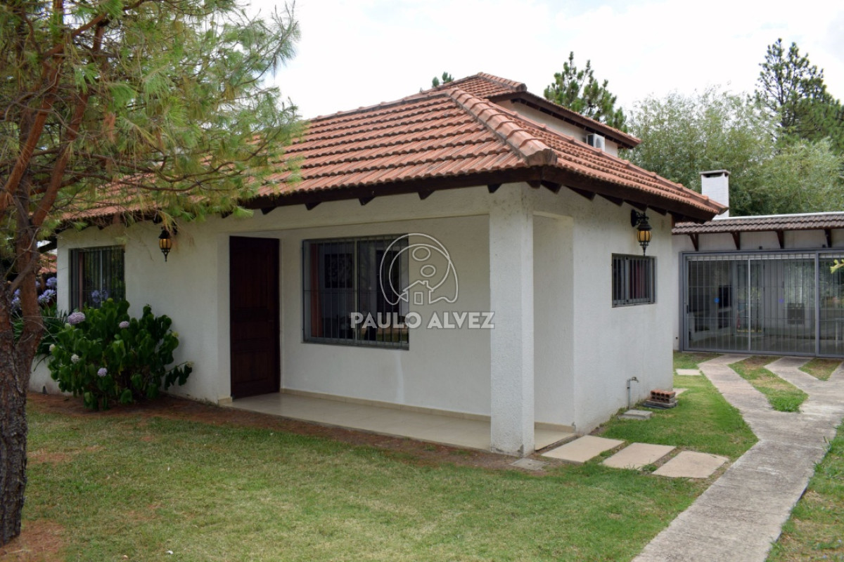 Casa en alquiler temporal en Playa Hermosa, con 3 dormitorios, dos baños. Cómoda y funcional, ideal para vacacionar en familia. 
