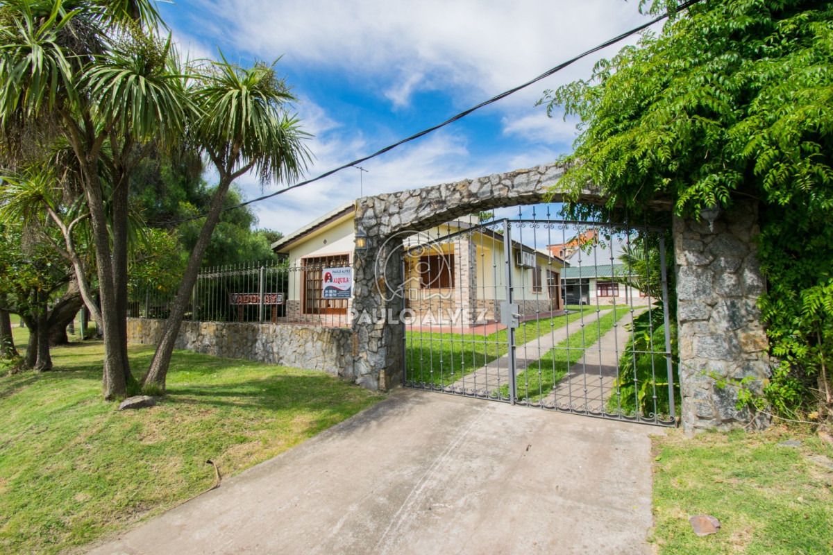 Casa en alquiler temporal, en Playa hermosa a metros de la playa. Cuatro dormitorios, dos baños. Ideal para la familia 