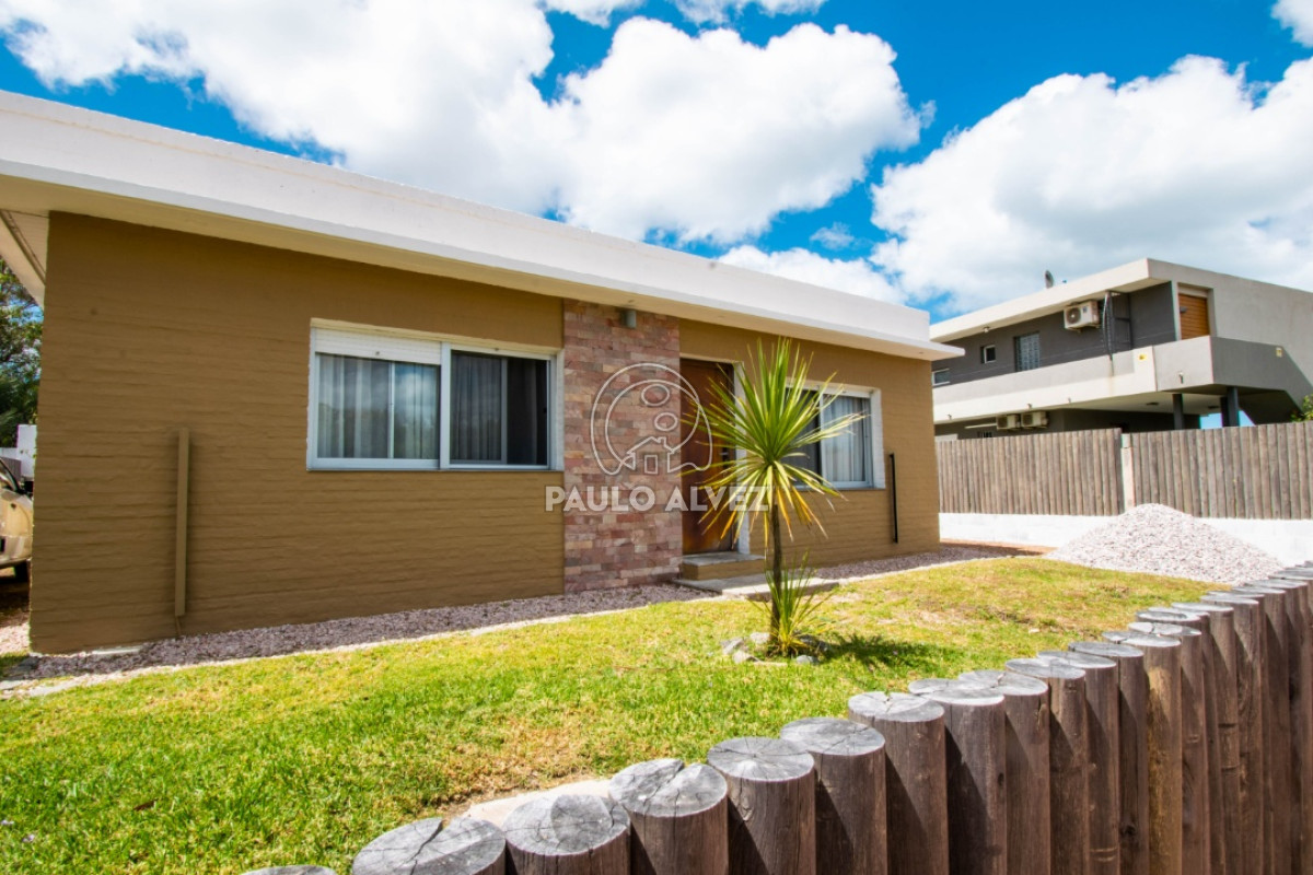 Casa en alquiler temporal, a 50 metros del mar. Tres dormitorio, aire acondicionado en todos los ambientes. Ideal para veranear 
