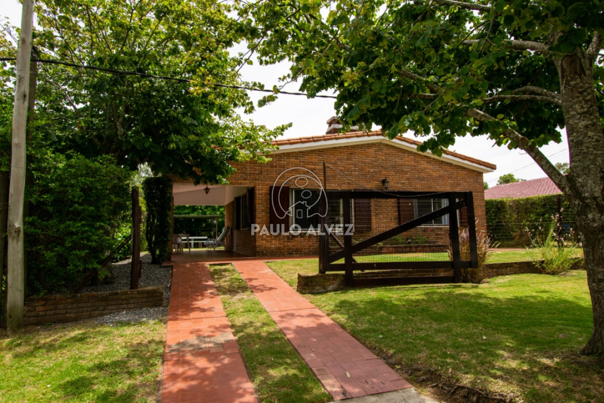 Casa en alquiler temporal en Piriapolis. A menos de 100 metros del mar, Dos dormitorios, baño. living comedor. Barbacoa. 