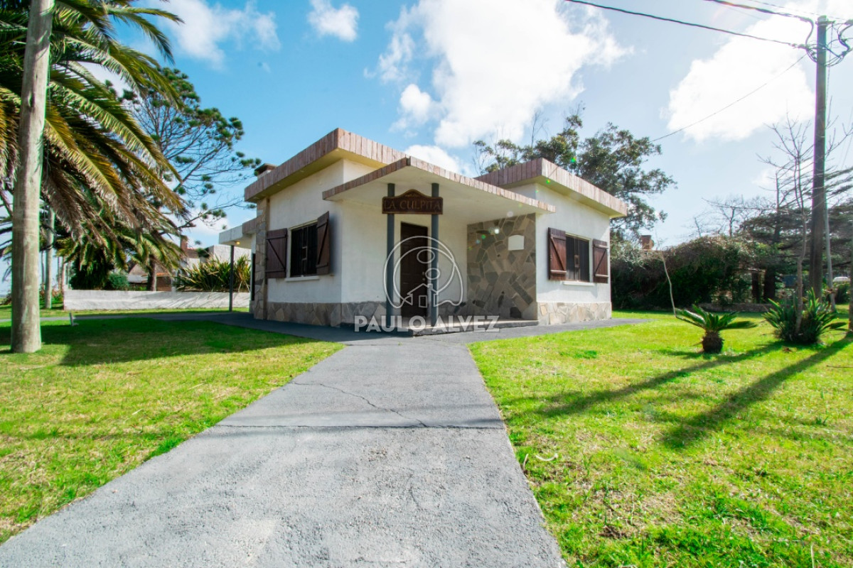 Casa en Piriápolis, tres dormitorios, dos baños, a 100 metros del mar. 