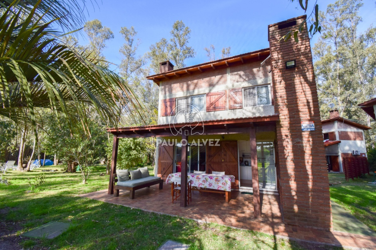 Casa en alquiler en bella vista, piriapolis. A metros del mar. Con piscina climatizada 