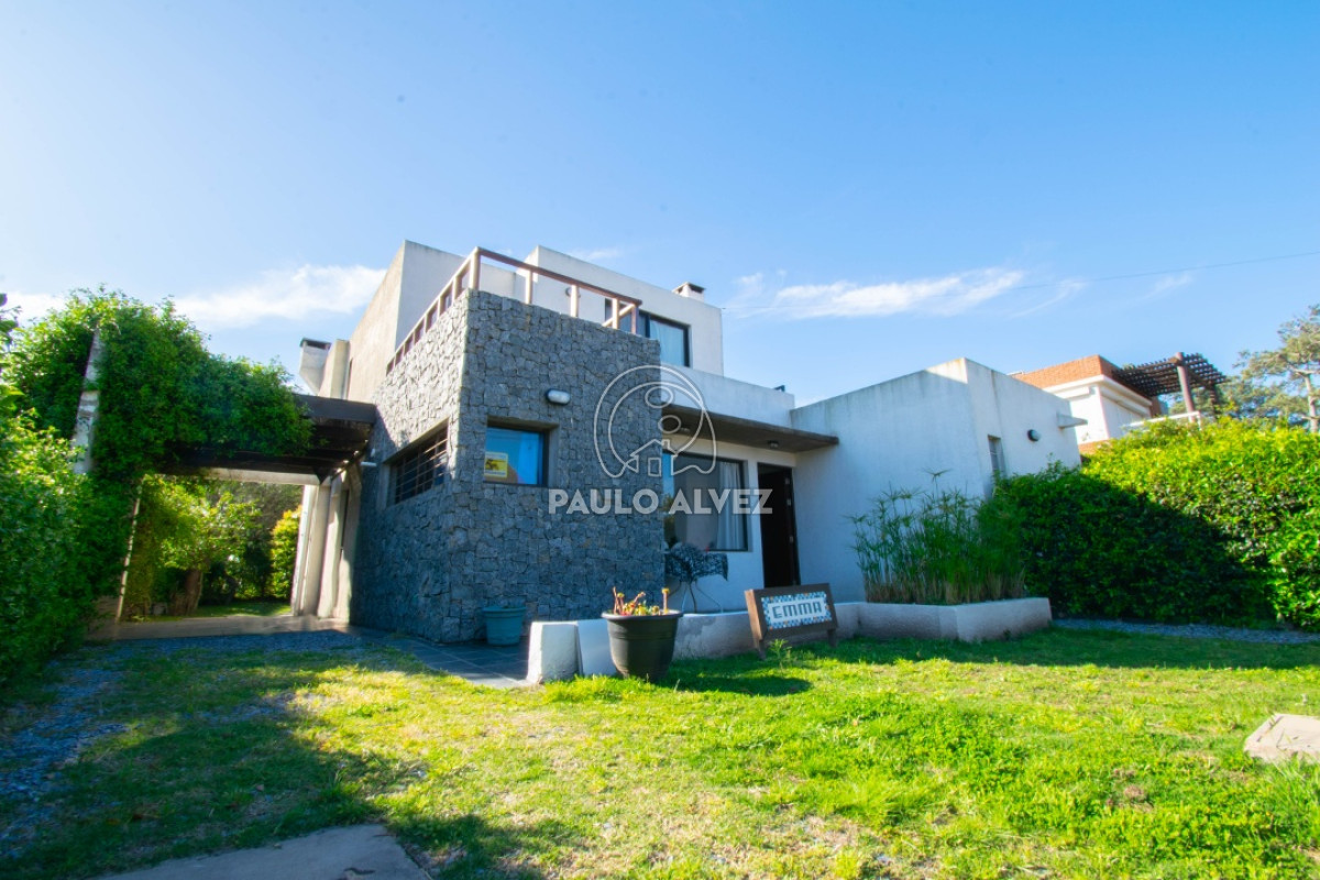 Casa en Piriápolis, barrio Portales a 200 metros del mar. Dos dormitorios, dos baños, precio cercado. 