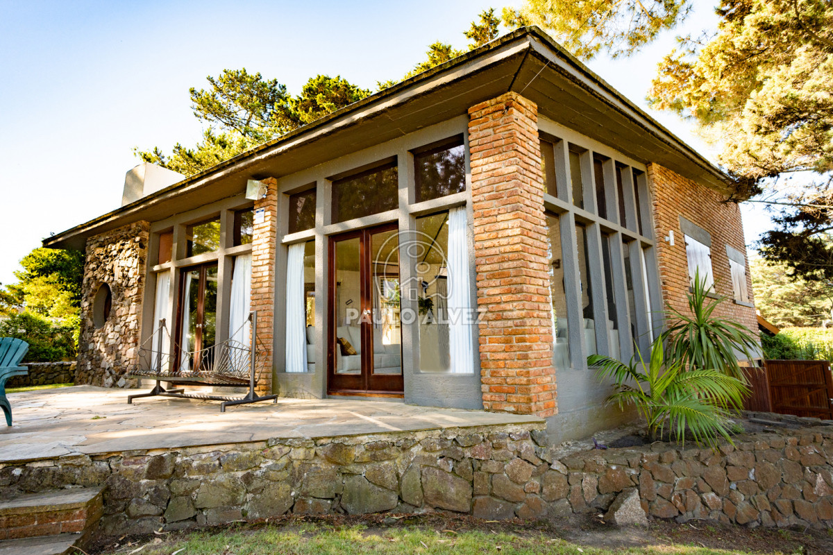 El fortín, casa a metros del mar, con tres dormitorios, dos baños, y un hermoso parrillero. Ideal para pasar las vacaciones.