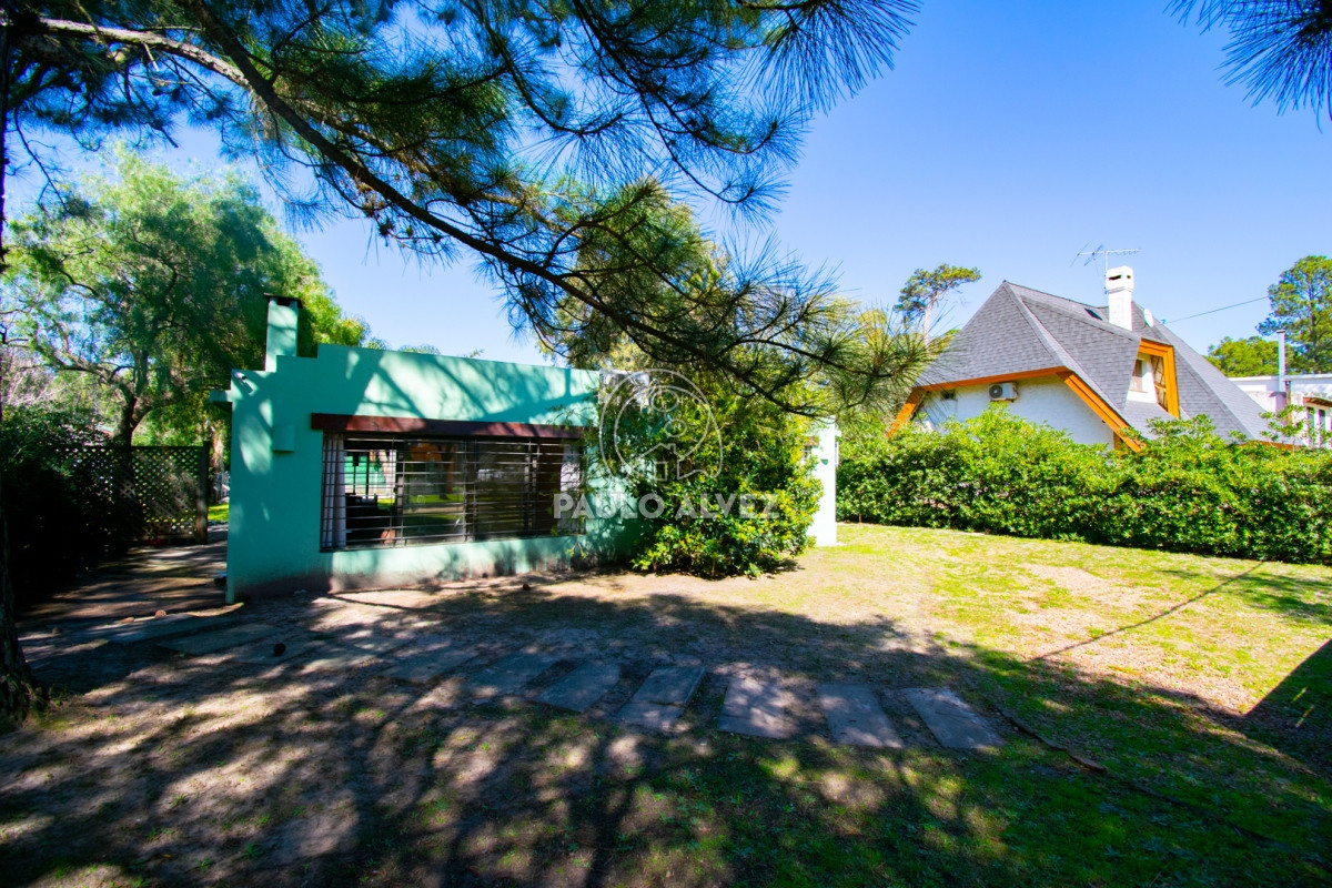 Mriver, casa con 2 dormitorios, 3 baños. Barbacoa con parrillero y piscina. Ideal para vivir todo el año o para disfrutar en verano