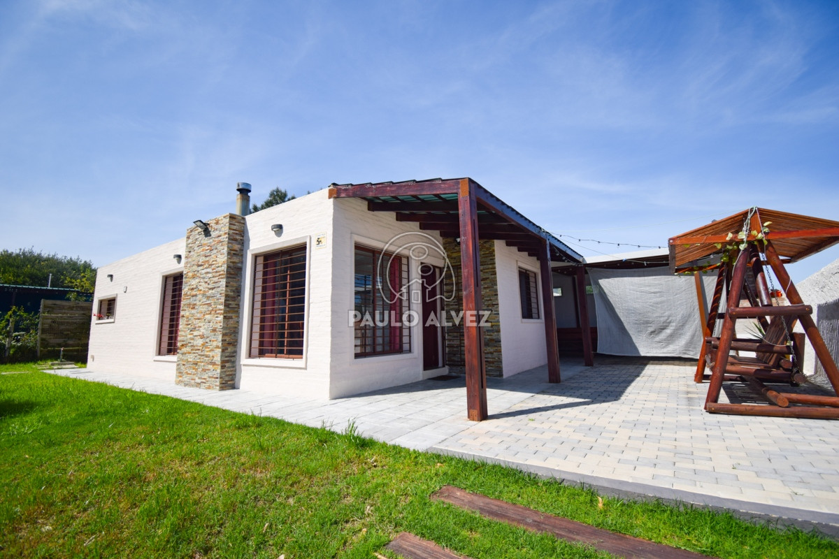 Casa en alquiler temporal en Playa Hermosa, Piriapolis. A  400 metros del mar. Tres dormitorios, jardin cercado. Ideal para disfrutar en familia. 