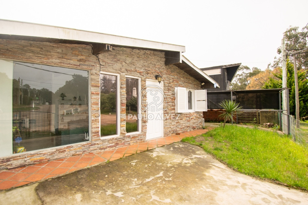 Casa Melu- en venta en Piriápolis, barrio portales. Dos dormitorios, un baño. Jardín cercaod. 