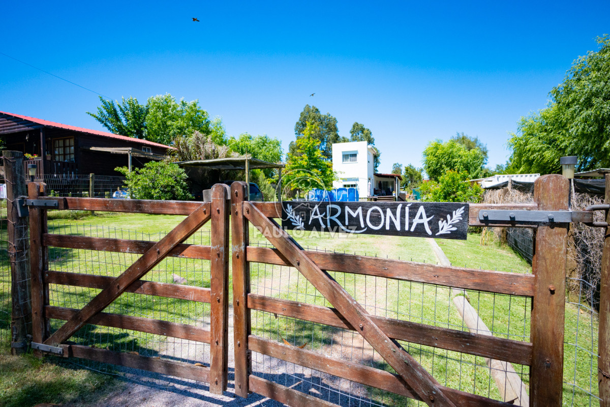 Armonía, entorno natural y magico. A minutos del centro de la ciudad. Con todas sus comodidades, dos tres dormitorios, dos baños. Living-cocina. 