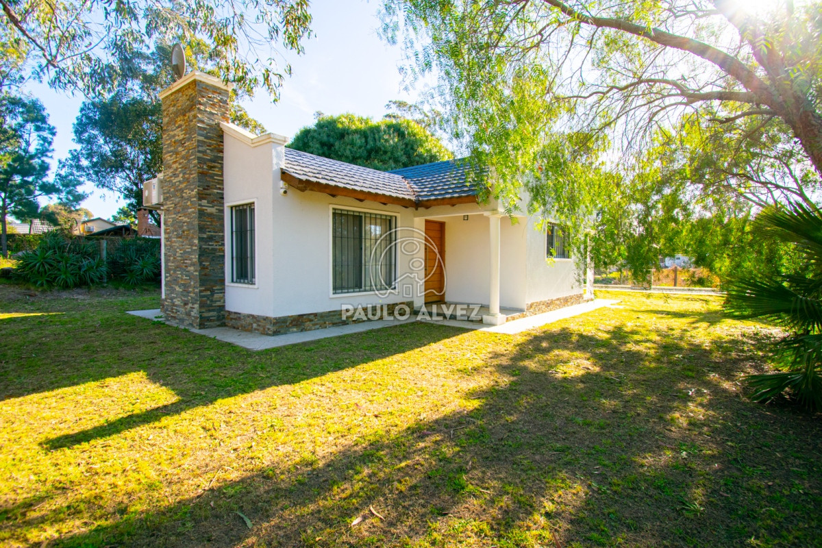 Casa en alquiler temporal, en Piriápolis. A tan solo 300 metros del mar, con piscina climatizada, ideal para descansar