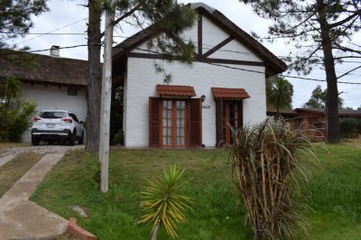 Excelente ubicación, se encuentra a 400 metros del mar, zona tranquila. 
