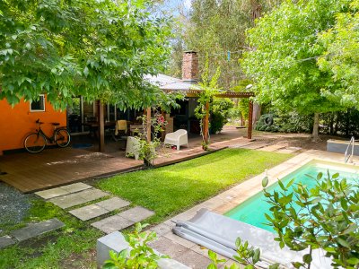 Panzarriba, casa ubicada en Bella Vista, zona tranquila y agradable, un lugar para descansar en vacaciones con piscina .