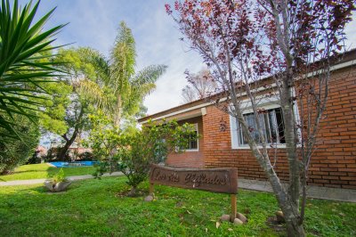 Casa en alquiler temporal, en Piriápolis, ideal para disfrutar en familia, piscina climatizada, predio cercado.