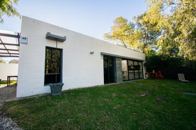 Casa en alquiler temporal en Piriápolis, a metros del mar. Con tres dormitorios, dos baños. Barbacoa con piscina climatizada. 