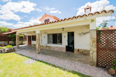 Casa en alquiler temporal, en Piriápolis a tan solo 50 metros del mar, tres dormitorios, dos baños. Barbacoa , predio cercado.