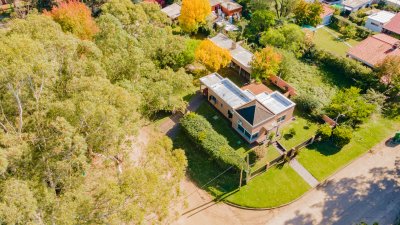 Los Ñomitos, a metros del mar, propiedades alto porte a su al rededor. Un lugar ideal para vivir todo el año. Jardín completamente cercado.