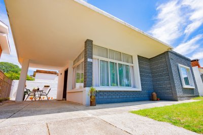 Mi Serenidad a menos de 350 metros del mar, zona tranquila y agradable todo el año. Propiedad en dos plantas, living-comedor, baños y dos dormitorios.