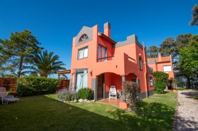 Complejo ubicado en PLaya hermosa a metros del mar. Piscina compartida, ideal para disfrutar con amigos o famila. 
