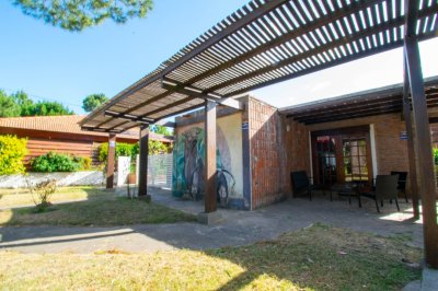 Hermosa casa con piscina, ideal para disfurtar en familia. A metros del centro de Piriapolis. 