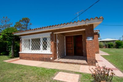 Casa en Playa hermosa a 100 metros del mar, Dos dormitorios, dos baños. Ideal para disfrutar en familia.